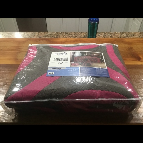 Bedspread Queen NWT